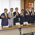 自民党の臨時総務会で記念撮影する（左から）森山選対委員長、遠藤総務会長、麻生副総裁、岸田首相（総裁）、茂木幹事長、萩生田政調会長、関口参院議員会長、世耕参院幹事長＝10日午前10時21分、東京・永田町の党本部