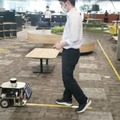 地図作成の実証実験で走行するロボット（NTT西日本提供）