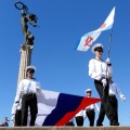 ウクライナ南部・ヘルソン州でロシア国旗を掲げ歩く青年組織員ら＝7月（タス＝共同）