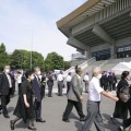 全国戦没者追悼式に向かう参列者ら＝15日午前、東京・日本武道館