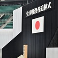 全国戦没者追悼式で黙とうされる天皇、皇后両陛下＝15日正午、東京・日本武道館（代表撮影）