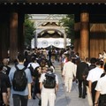終戦の日を迎え、靖国神社へ参拝に訪れた人たち＝15日早朝、東京・九段北