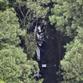 墜落したヘリコプターの機体＝16日午前8時53分、広島県神石高原町（共同通信社ヘリから）