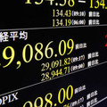 一時2万9000円台を回復した日経平均株価を示すモニター＝17日午前、東京・東新橋