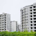 北京市内で建設中のマンション＝7月（共同）