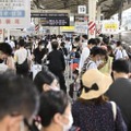 お盆休みの帰省や旅行客らで混雑するJR東京駅の東海道新幹線ホーム＝11日