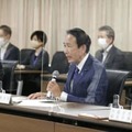 旧統一教会を巡る問題についての関係省庁連絡会議第1回会合で発言する葉梨法相（手前右）＝18日午後、法務省