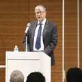 保健分野の課題を話し合うフォーラムで講演するビル・ゲイツ氏＝18日午後、東京都千代田区