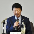 7月、不信任決議の可決後、記者会見する東京都あきる野市の村木英幸市長（当時）＝あきる野市役所
