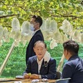 ブドウ農家を視察し、意見交換する自民党の菅前首相＝18日午後、山梨県山梨市