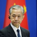 記者会見する中国外務省の汪文斌副報道局長＝18日、北京（共同）