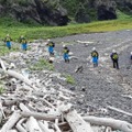 知床半島の海岸で行方不明者を捜索する警察官ら＝18日午後、北海道斜里町（北海道警提供）