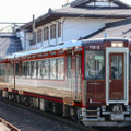 10月の全線再開を記念してJR東日本が運行する臨時列車「只見線満喫号」（同社提供）