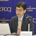 海外メディアに向け記者会見する四方敬之内閣広報官＝19日午前、東京都千代田区の日本外国特派員協会