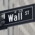 ニューヨーク・ウォール街にある標識（ロイター＝共同）