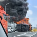 名古屋高速道路で横転し炎上する大型バス＝22日午前（マッサさんのツイッターから）