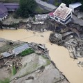 大雨の影響で崩落した山形県飯豊町の大巻橋＝5日