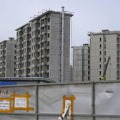 北京市内で建設中のマンション＝7月（共同）
