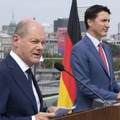記者会見するドイツのショルツ首相（左）とカナダのトルドー首相＝22日、モントリオール（AP＝共同）