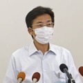 記者会見する熱海市の斉藤栄市長＝24日午前、静岡県熱海市