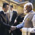 2018年、自身の別荘にインドのモディ首相（右）を招いた安倍氏＝山梨県鳴沢村（内閣広報室提供）