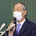 記者会見する崇城大の中山峰男学長＝24日午前、熊本市