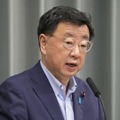 記者会見する松野官房長官＝24日午前、首相官邸
