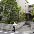 四十九日法要が営まれた安倍元首相の自宅＝25日午前、東京都渋谷区