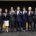 立憲民主党の両院議員総会を終え、記念写真に納まる（左から）大串選対委員長、安住国対委員長、（1人おいて）岡田幹事長、泉代表、西村代表代行、逢坂代表代行、長妻政調会長ら＝26日午前、国会