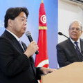 チュニジアのジェランディ外務・移民・在外チュニジア人相（右）と共同記者発表をする林外相＝26日、チュニス（外務省提供）
