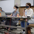 広島市で開かれた学習会で、朝鮮学校の現状について報告する朴陽子さん（右）＝28日午後