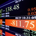 下げ幅が一時800円を超えた日経平均株価を示すモニター＝29日午前、東京・東新橋