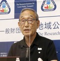 記者会見する地域公共交通総合研究所の小嶋光信代表理事＝29日午後、岡山市
