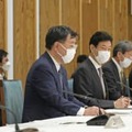 東京電力福島第1原発の処理水処分に関する関係閣僚会議で、あいさつする松野官房長官（左から2人目）＝30日午前、首相官邸