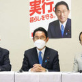 自民党の役員会に臨む（左から）茂木幹事長、岸田首相、麻生副総裁＝31日午前、東京・永田町の党本部