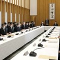 府省庁で弔旗掲揚と黙とう 画像