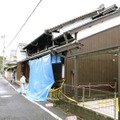 男女2人の遺体が見つかった奈良県天理市の住宅＝1日正午ごろ