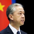 記者会見する中国外務省の汪文斌副報道局長＝1日、北京（共同）