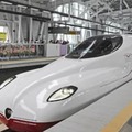 走行試験で新大村駅に入線する西九州新幹線の新車両「かもめ」＝5月