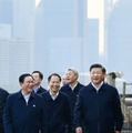 中国上海市を視察する習近平国家主席（右端）。手前左は上海市トップの李強・市共産党委員会書記＝2019年11月（新華社＝共同）