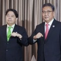 8月、会談に臨む韓国の朴振外相（右）と林外相＝プノンペン（外務省提供・共同）