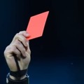 「前代未聞」 試合中に放尿したGK、一発レッドで退場