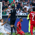 板倉滉、ブンデス初の一発退場！レッドカードを提示されたプレーがこれ