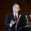記者団の取材に応じる岸田首相＝6日午後、首相官邸