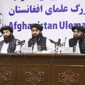 記者会見するイスラム主義組織タリバン暫定政権のムジャヒド報道官（中央）ら＝6月30日、アフガニスタン・カブール（共同）