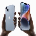 米アップルが発売するiPhone「14」（左）と「14プラス」（同社提供・共同）