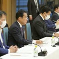 「物価・賃金・生活総合対策本部」の会合であいさつする岸田首相（左から2人目）＝9日午前、首相官邸