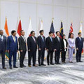 IPEFの閣僚級会合で集合写真に納まる各国の閣僚ら＝8日、ロサンゼルス（共同）