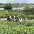 墜落した超軽量飛行機を調べる警察官ら＝10日午前10時49分、群馬県玉村町