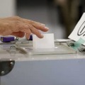 沖縄県知事選で投票する有権者＝11日午前、那覇市